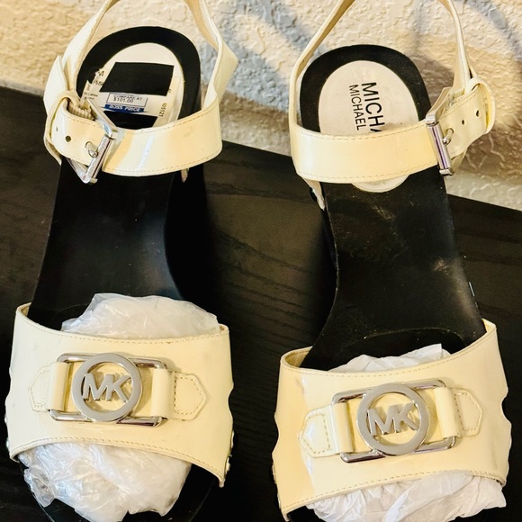 Authentic “ MICHAEL KORS “ Sandals size 7M - Picture 8 of 15